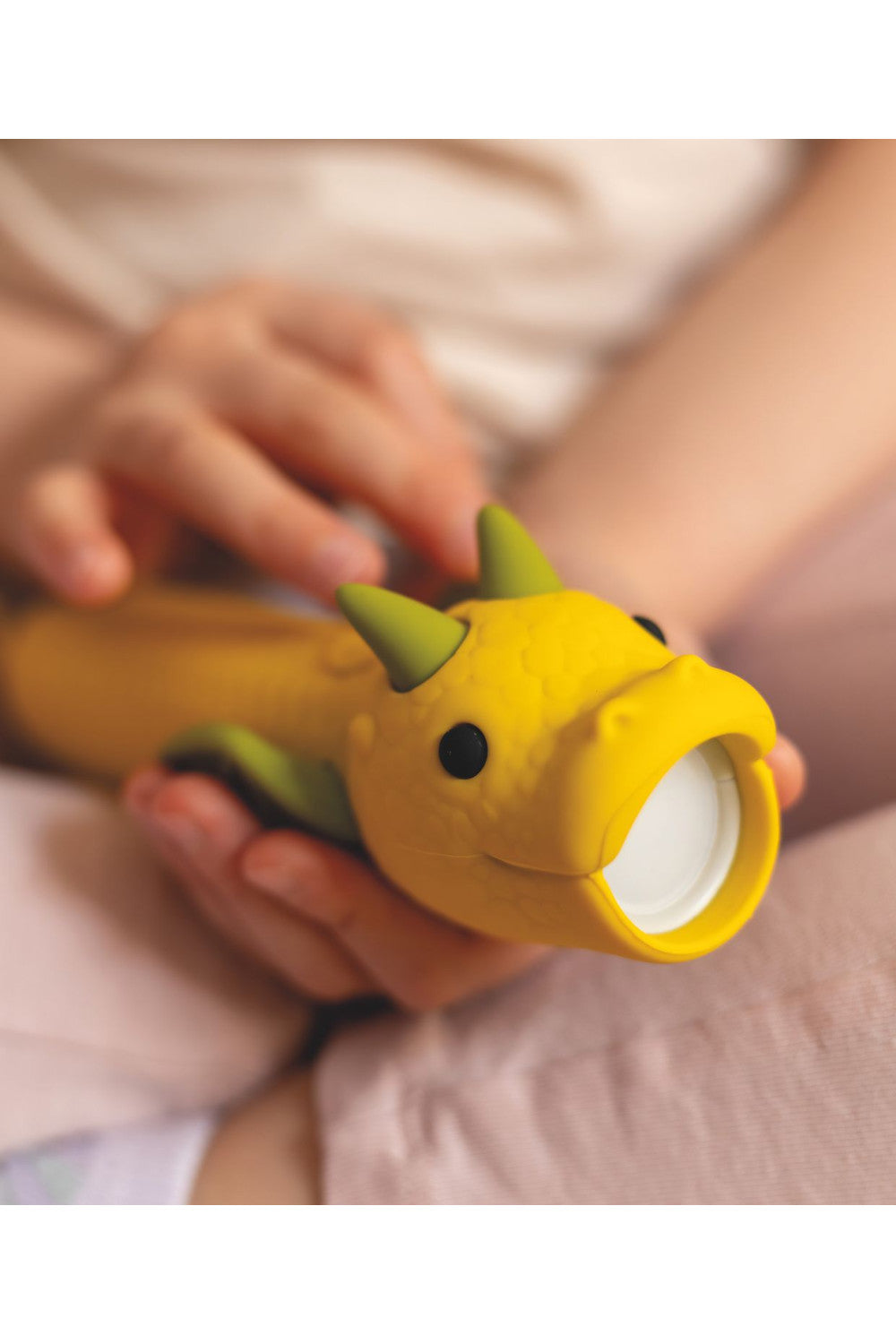 Gelbe  Drachen-Taschenlampe für Kinder mit grünen Hörner und Flügeln von Rabbit &amp; Friends aus weichem Silikon