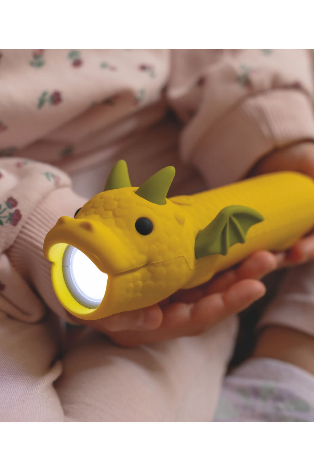 Gelbe  Drachen-Taschenlampe für Kinder mit grünen Hörner und Flügeln von Rabbit &amp; Friends aus weichem Silikon