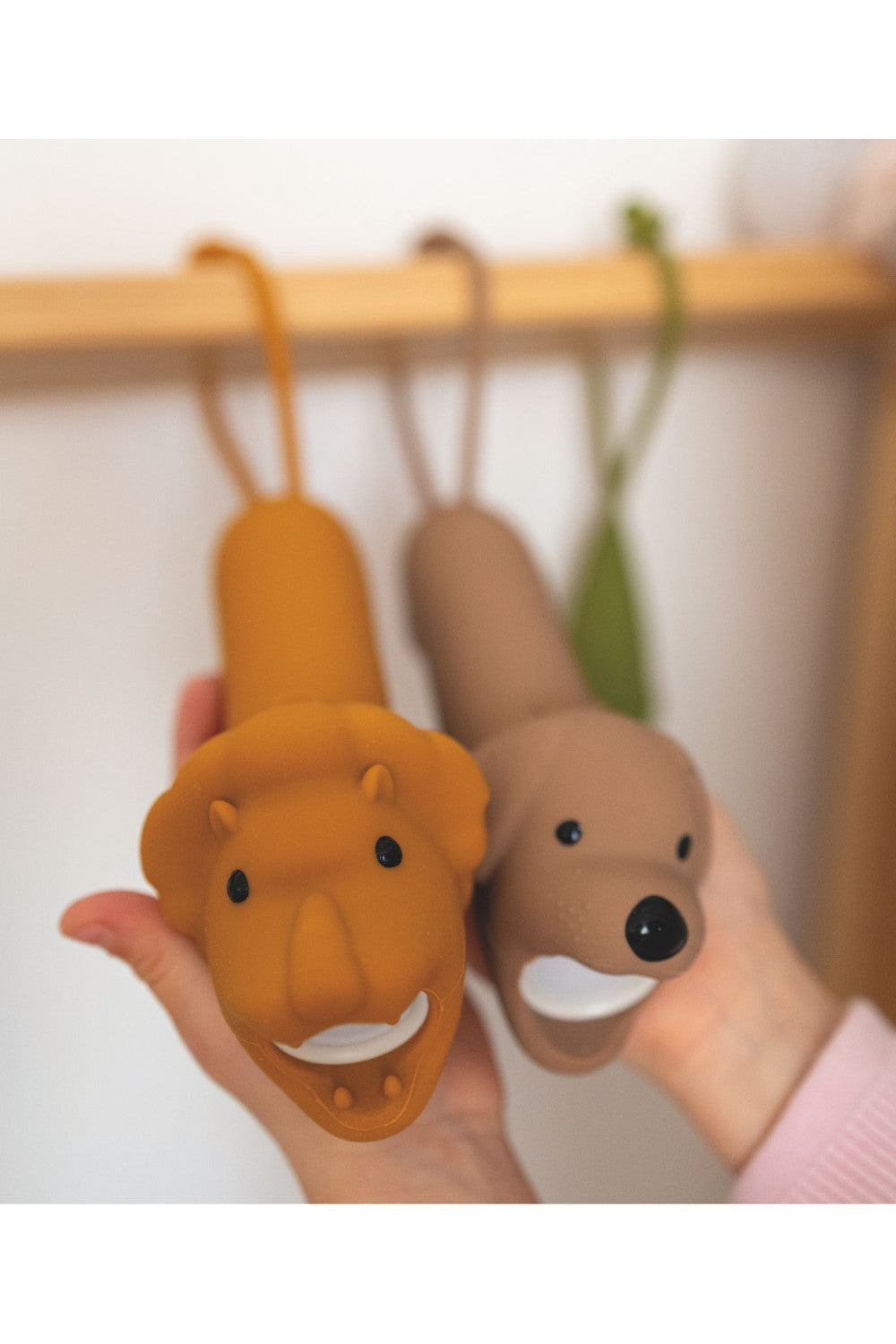 Löwen-Taschenlampe in hellbraun für Kinder von Rabbit &amp; Friends aus weichem Silikon