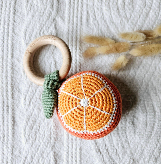 Rassel und Beißring in einem. Von Rammelaartje. Handmade. 