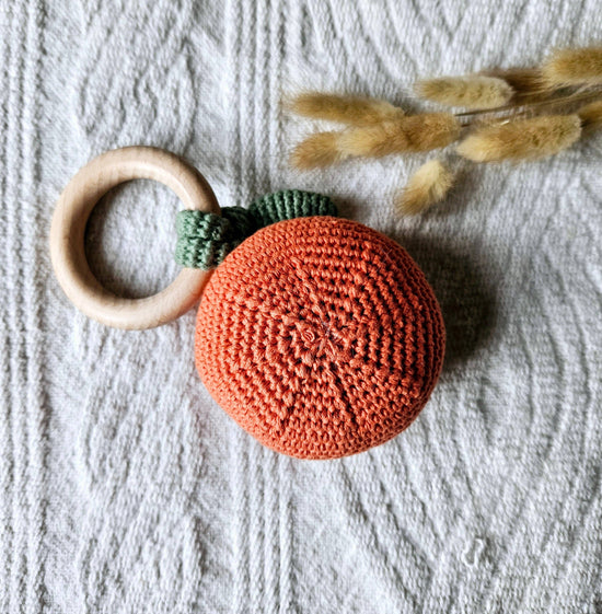 Rassel und Beißring in einem. Von Rammelaartje. Handmade.