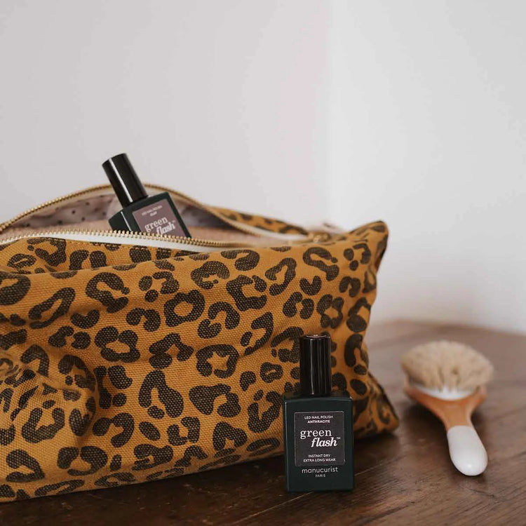 Kulturtasche im Leoparden-Design aus festem Canvas Stoff von Rose in April.