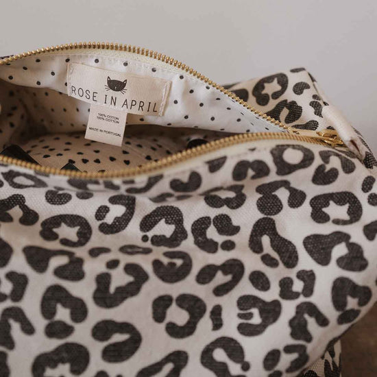 Kulturtasche im Leoparden-Design aus festem Canvas Stoff von Rose in April.