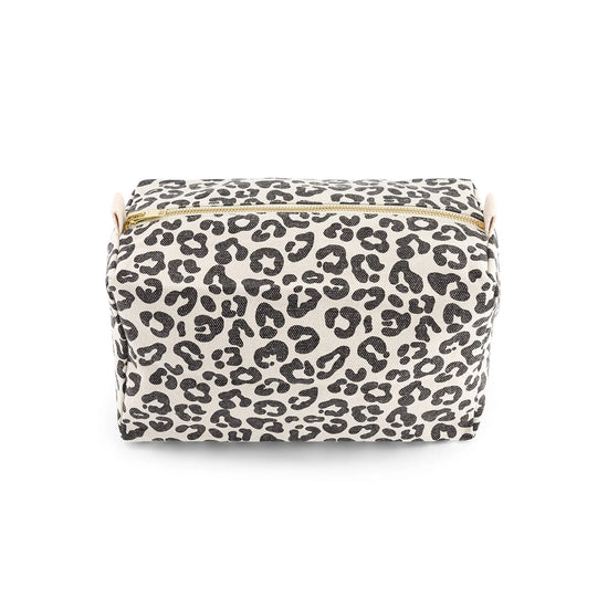 Kulturtasche im Leoparden-Design aus festem Canvas Stoff von Rose in April.