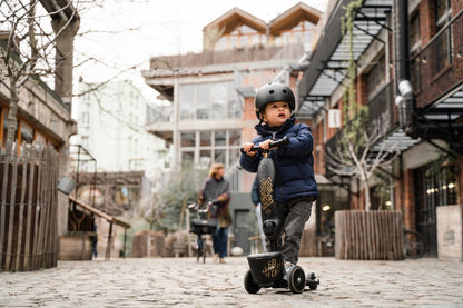 Kind fährt auf dem umgebauten Scoot and Ride Highwaykick 1 Lifestyle Kinderroller