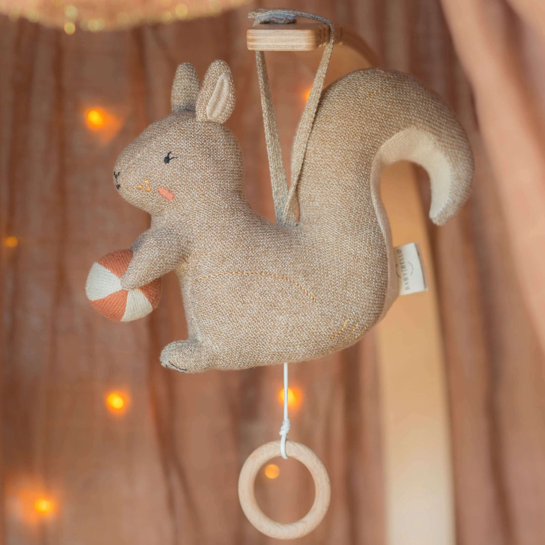 Spieluhr von Baby Bello. Scully das Eichhörnchen ist in naturtönen gehalten und super weich. Seine sanfte Musik hilft Babys beim Einschlafen.