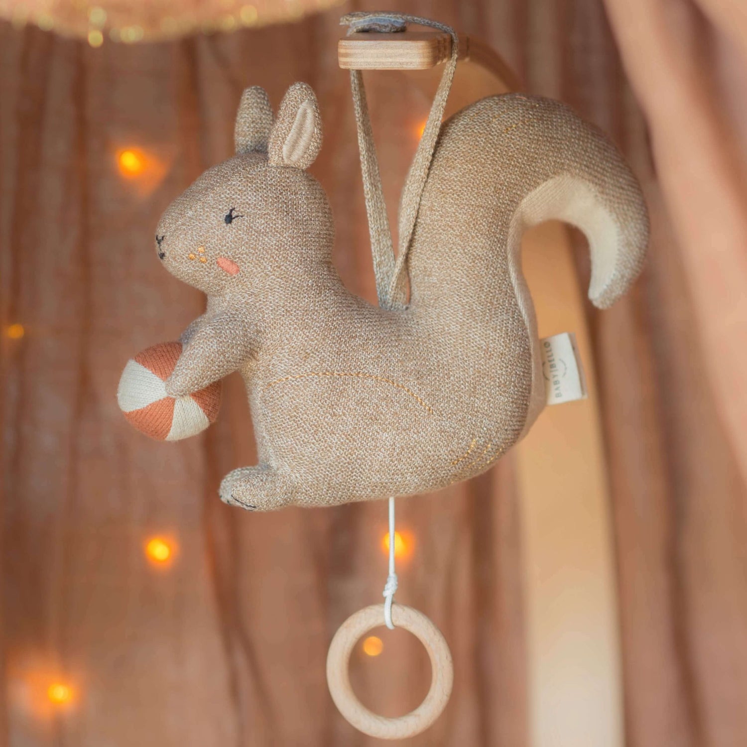 Spieluhr von Baby Bello. Scully das Eichhörnchen ist in naturtönen gehalten und super weich. Seine sanfte Musik hilft Babys beim Einschlafen.