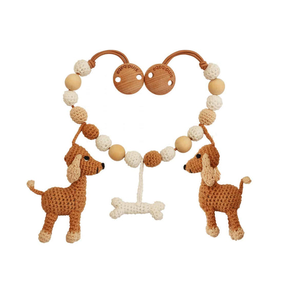 Kinderwagenkette von Sindibaba mit gehäkelten Hunden.