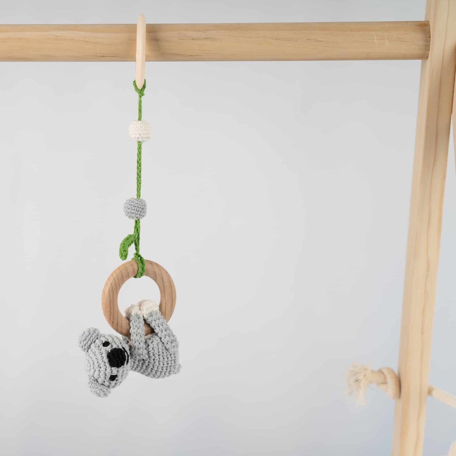 Koala Coco von Sindibaba ist Kinderwagenanhänger, Spielbogenanhänger und Babyrassel in einem.