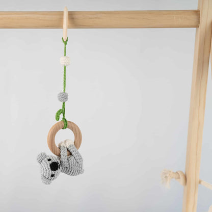 Koala Coco von Sindibaba ist Kinderwagenanhänger, Spielbogenanhänger und Babyrassel in einem.