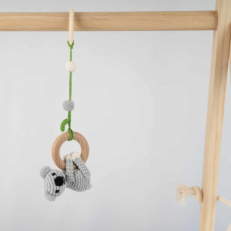 Koala Coco von Sindibaba ist Kinderwagenanhänger, Spielbogenanhänger und Babyrassel in einem.