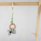 Koala Coco von Sindibaba ist Kinderwagenanhänger, Spielbogenanhänger und Babyrassel in einem.
