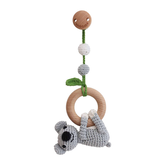 Koala Coco von Sindibaba ist Kinderwagenanhänger, Spielbogenanhänger und Babyrassel in einem.