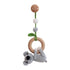 Koala Coco von Sindibaba ist Kinderwagenanhänger, Spielbogenanhänger und Babyrassel in einem.