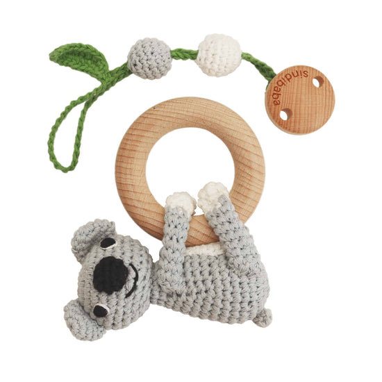 Koala Coco von Sindibaba ist Kinderwagenanhänger, Spielbogenanhänger und Babyrassel in einem.