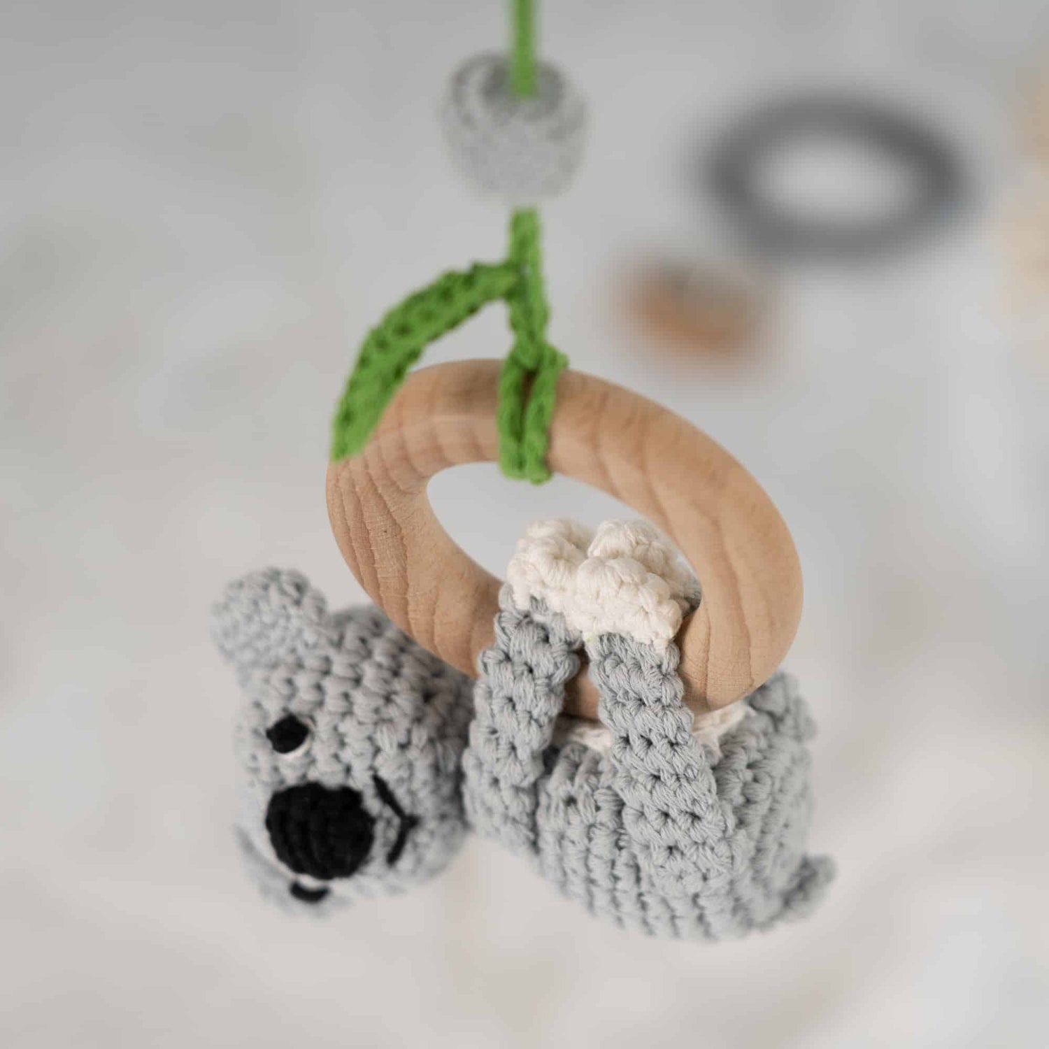 Koala Coco von Sindibaba ist Kinderwagenanhänger, Spielbogenanhänger und Babyrassel in einem.
