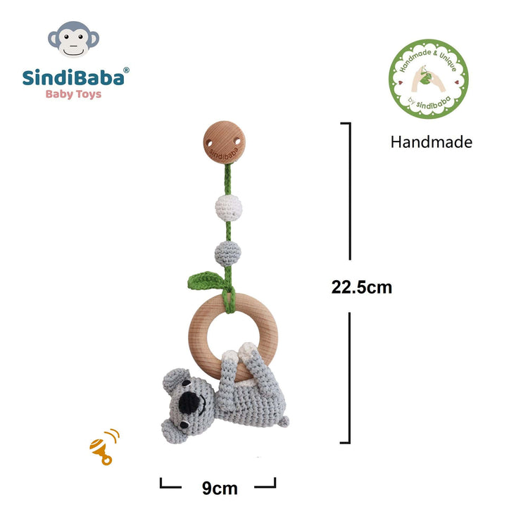 Koala Coco von Sindibaba ist Kinderwagenanhänger, Spielbogenanhänger und Babyrassel in einem.