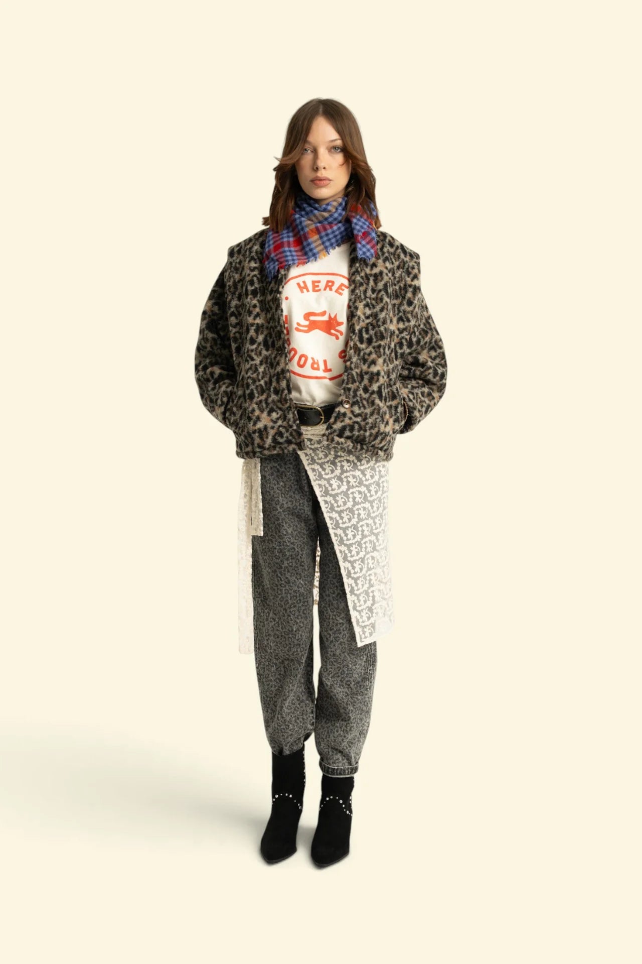 Frau trägt Animal Print Jacke Ecru von Sisters Department von vorne