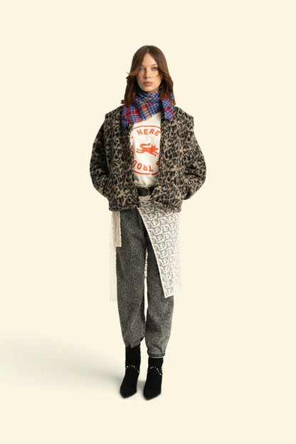 Frau trägt Animal Print Jacke Ecru von Sisters Department von vorne