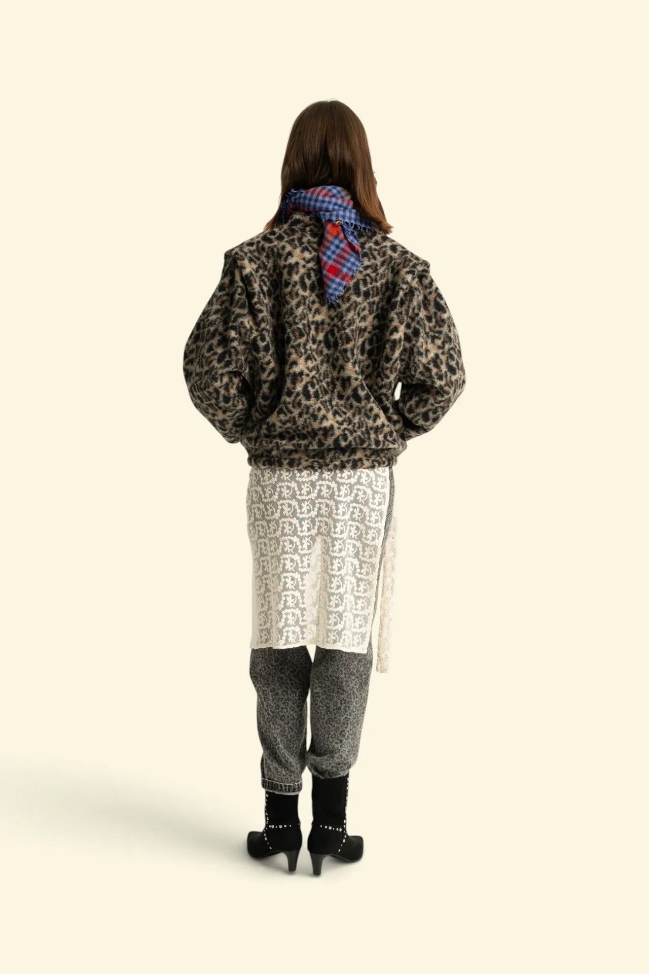 Frau trägt Animal Print Jacke Ecru von Sisters Department von hinten