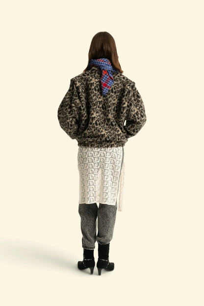 Frau trägt Animal Print Jacke Ecru von Sisters Department von hinten