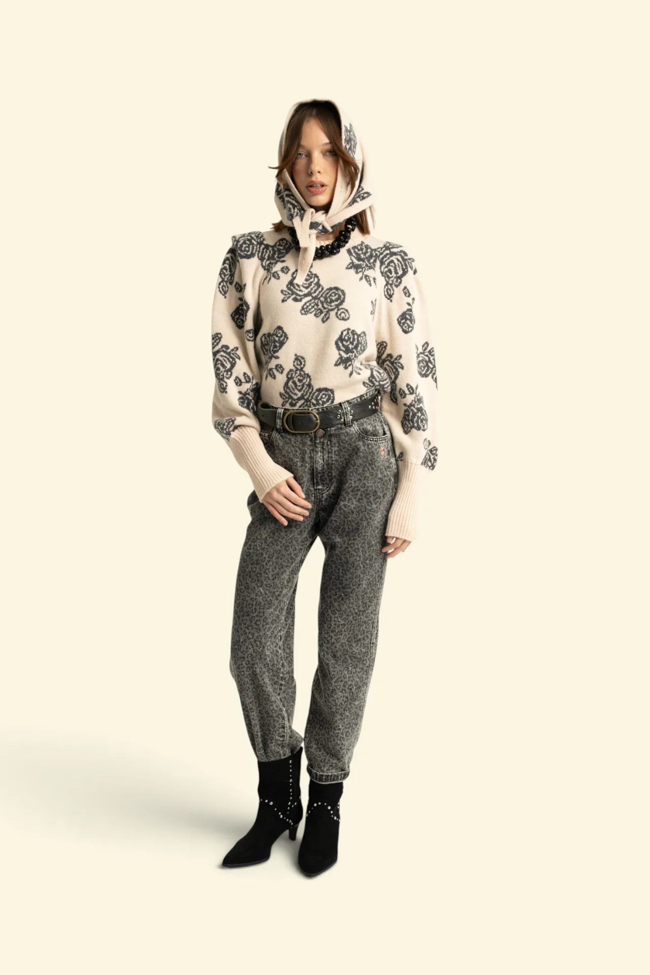 Frau trägt Animal Print Jeans Washed Black von Sisters Department von vorne