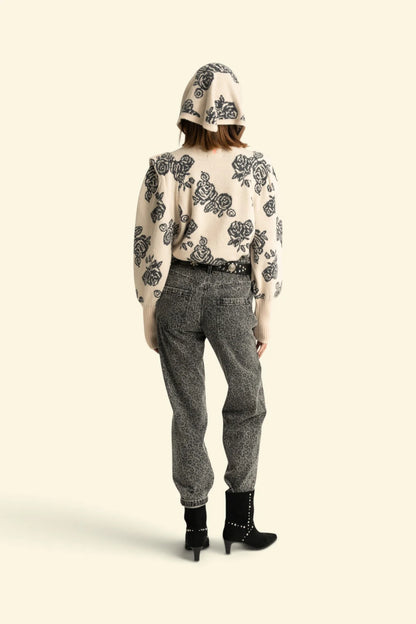 Frau trägt Animal Print Jeans Washed Black von Sisters Department von hinten