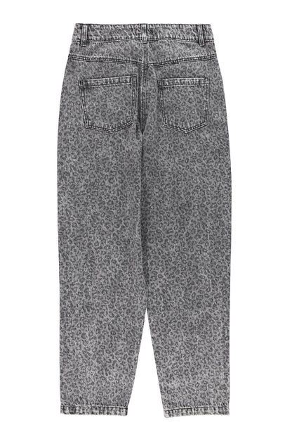 Rückansicht der Animal Print Jeans Washed Black von Sisters Department mit Gesäßtaschen und Logo-Stickdetail