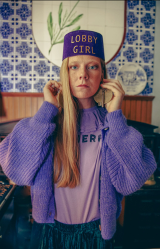 Die Sisters Department Samthose, Green Velvet ist eine elegante Samthose in sattem Grün. Durch den elastischen Bund und die seitlichen Taschen ist sie sehr bequem zu tragen