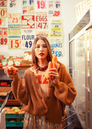 Der Sisters Department Strickcardigan, braun, ist mit feinen metallisch‑glänzenden Fäden durchzogen. Das verleiht der Strickjacke einen edlen Glitzer‑Effekt