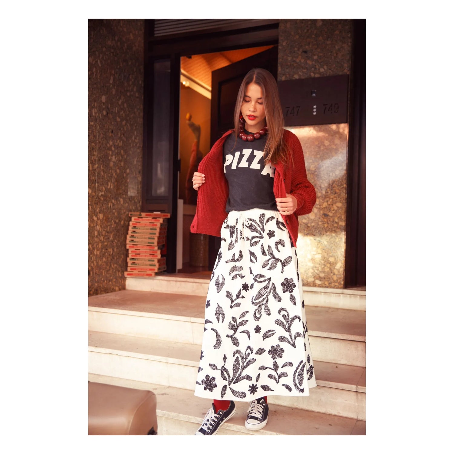 Der Sisters Department Strickcardigan, Burgund, ist mit feinen metallisch‑glänzenden Fäden durchzogen. Das verleiht der Strickjacke einen edlen Glitzer‑Effekt.