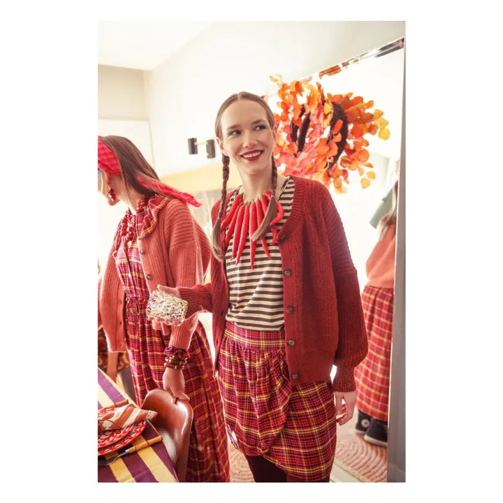 Der Sisters Department Strickcardigan, Burgund, ist mit feinen metallisch‑glänzenden Fäden durchzogen. Das verleiht der Strickjacke einen edlen Glitzer‑Effekt.