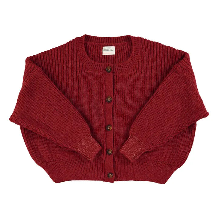 Der Sisters Department Strickcardigan, Burgund, ist mit feinen metallisch‑glänzenden Fäden durchzogen. Das verleiht der Strickjacke einen edlen Glitzer‑Effekt.