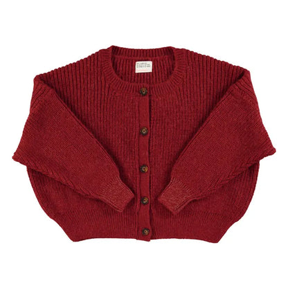 Der Sisters Department Strickcardigan, Burgund, ist mit feinen metallisch‑glänzenden Fäden durchzogen. Das verleiht der Strickjacke einen edlen Glitzer‑Effekt.