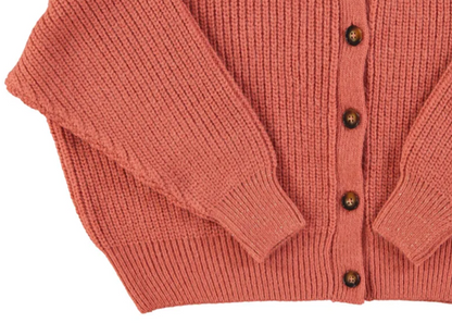 Der Sisters Department Strickcardigan, Old Pink, ist mit feinen metallisch‑glänzenden Fäden durchzogen. Das verleiht der Strickjacke einen edlen Glitzer‑Effekt.