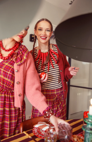 Der Sisters Department Strickcardigan, Old Pink, ist mit feinen metallisch‑glänzenden Fäden durchzogen. Das verleiht der Strickjacke einen edlen Glitzer‑Effekt.