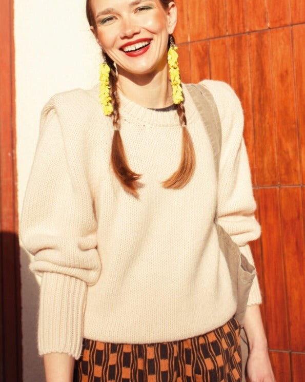 Der Sisters Department Strickpullover, Ecru setzt ein modisches Statement