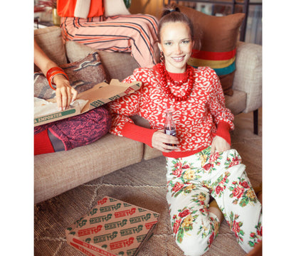 Der Sisters Department Strickpullover, Animalprint, Rot-Ecru setzt ein modisches Statement