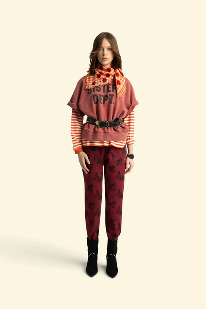 Frau trägt Kurzarm-Sweatshirt Sisters Dept Bordeaux von Sisters Department mit Frontprint von vorne