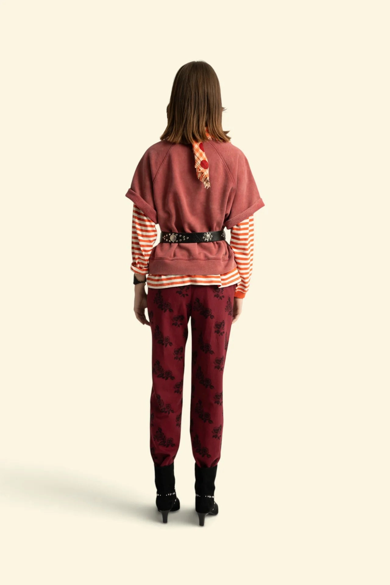 Frau trägt Kurzarm-Sweatshirt Sisters Dept Bordeaux von Sisters Department mit Frontprint von hinten