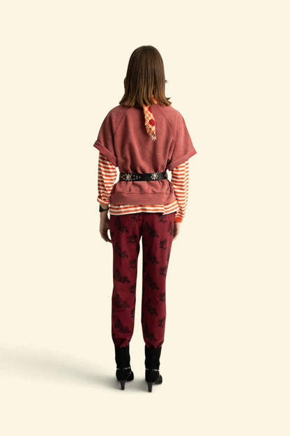 Frau trägt Kurzarm-Sweatshirt Sisters Dept Bordeaux von Sisters Department mit Frontprint von hinten