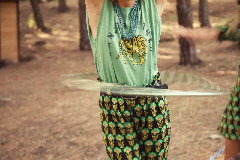 Sisters Department Sleeveless T-Shirt mit Schulterpolstern und Leopard-Print in Grün aus 100% Bio-Baumwolle