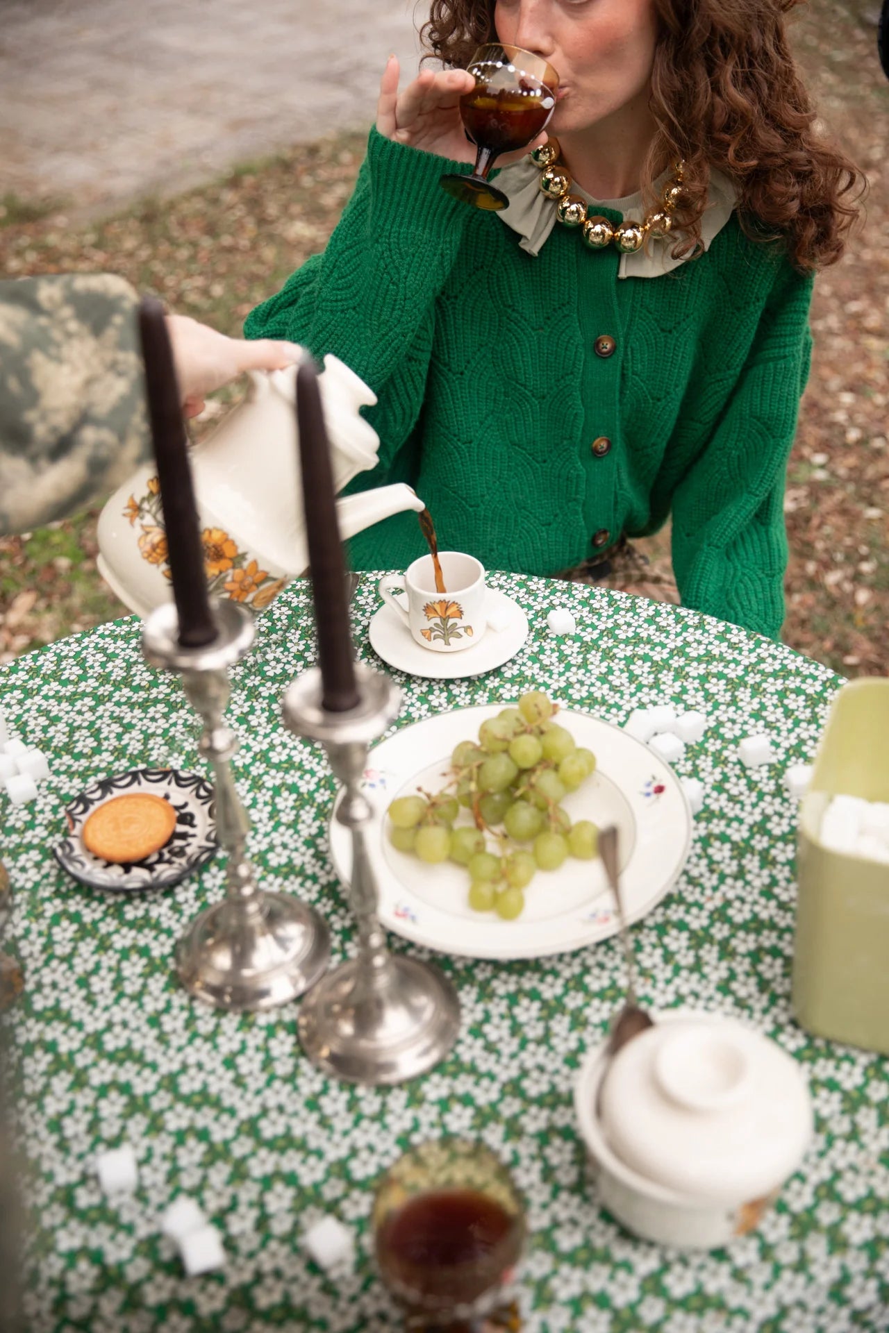Frau trägt Strickcardigan Soft Knit Grün von Sisters Department im lässigen Look