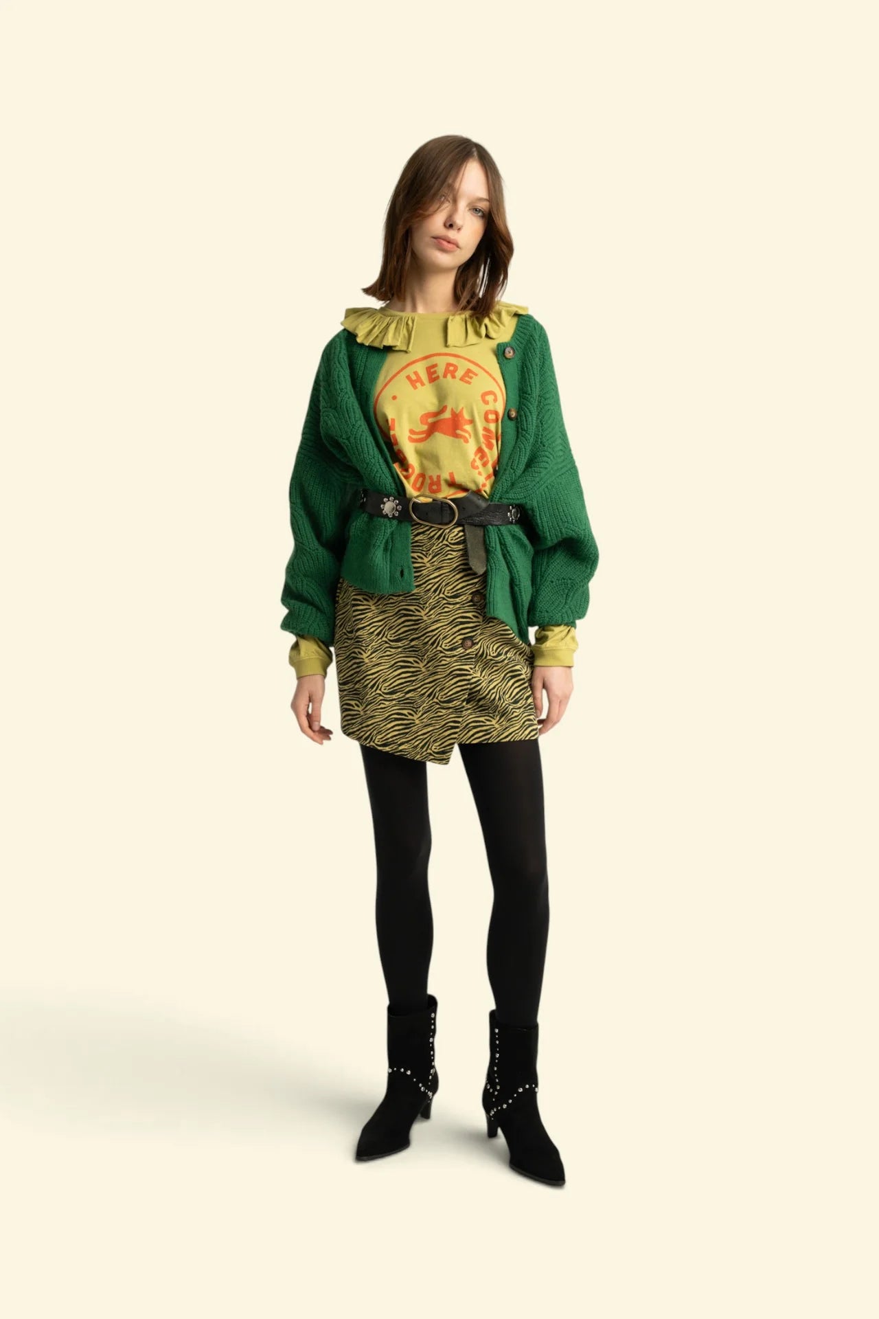 Frau trägt Strickcardigan Soft Knit Grün von Sisters Department von vorne