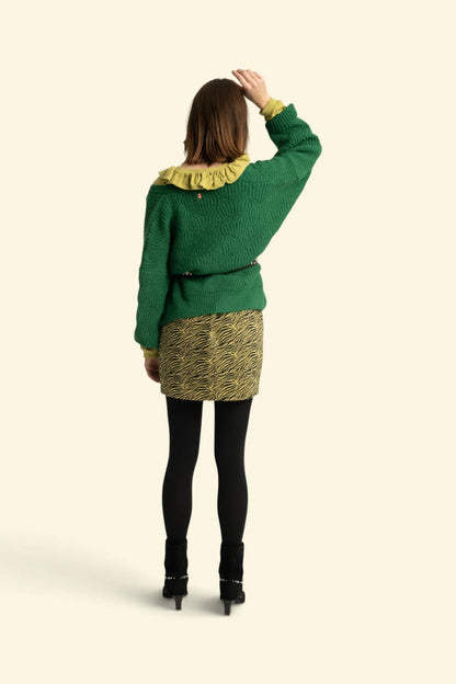 Frau trägt Strickcardigan Soft Knit Grün von Sisters Department mit Ansicht von hinten