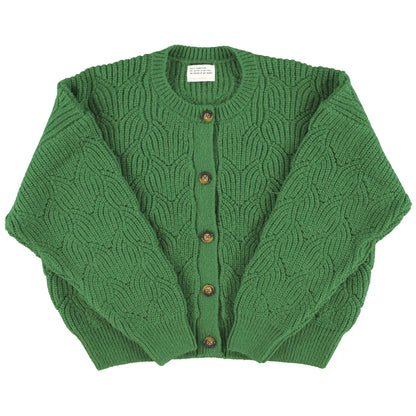 Strickcardigan Soft Knit Grün von Sisters Department mit Zopfmuster und braunen Knöpfen