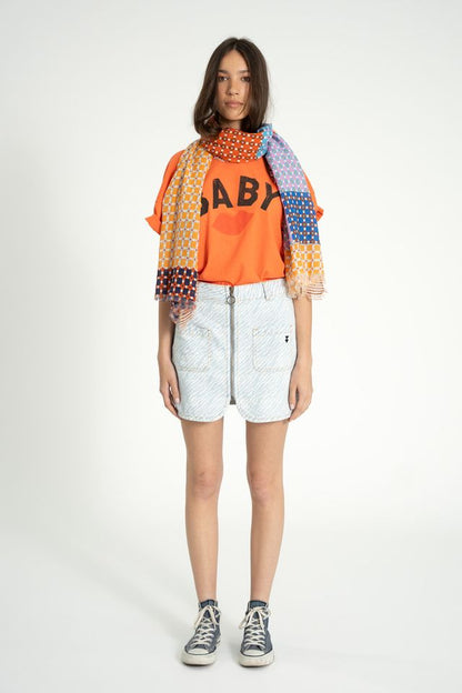 Sisters Department T-Shirt aus 100% Bio-Baumwolle in Orange mit Baby-Print