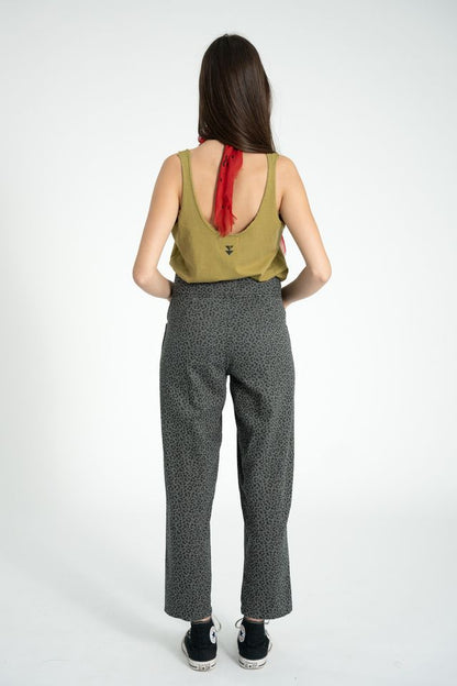 Sisters Department Top mit Print "Leopard &amp; Choreographer", Olivgrün aus der Sommerkollektion 2026