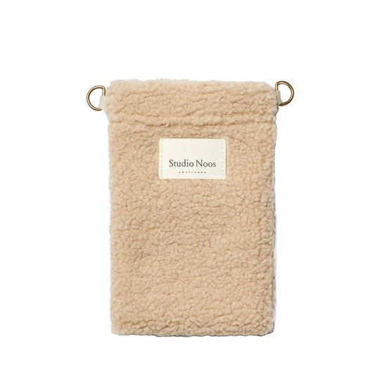 Phone Bag aus Teddystoff in ecru von Studio Noos. Jede Tasche ist ein Unikat.