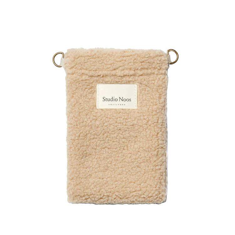 Phone Bag aus Teddystoff in ecru von Studio Noos. Jede Tasche ist ein Unikat.